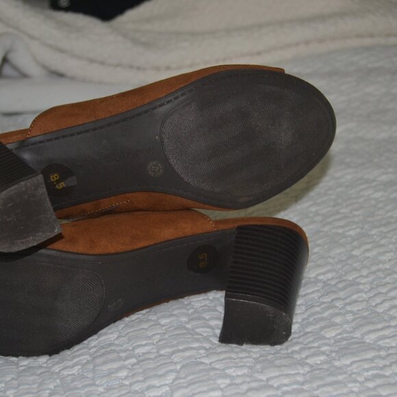 Pre owned Liz Claiborne color brown suede mules. Size 8.5 - Picture 4 of 4